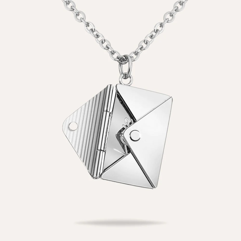 Collier Enveloppe à Message Secret – Un “Je t’aime” à porter sur soi